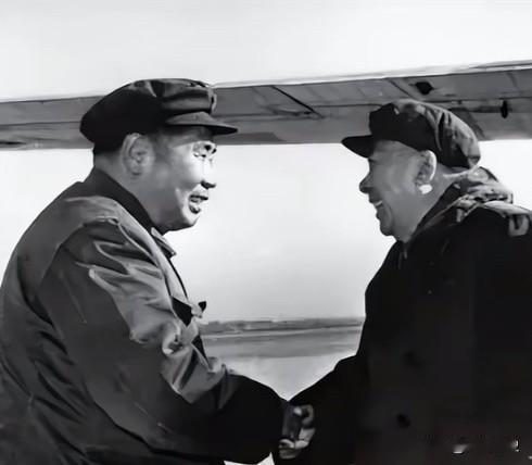 机场的握手道别1973年12月26日，在武汉机场里，有两位老革命前辈深情的握