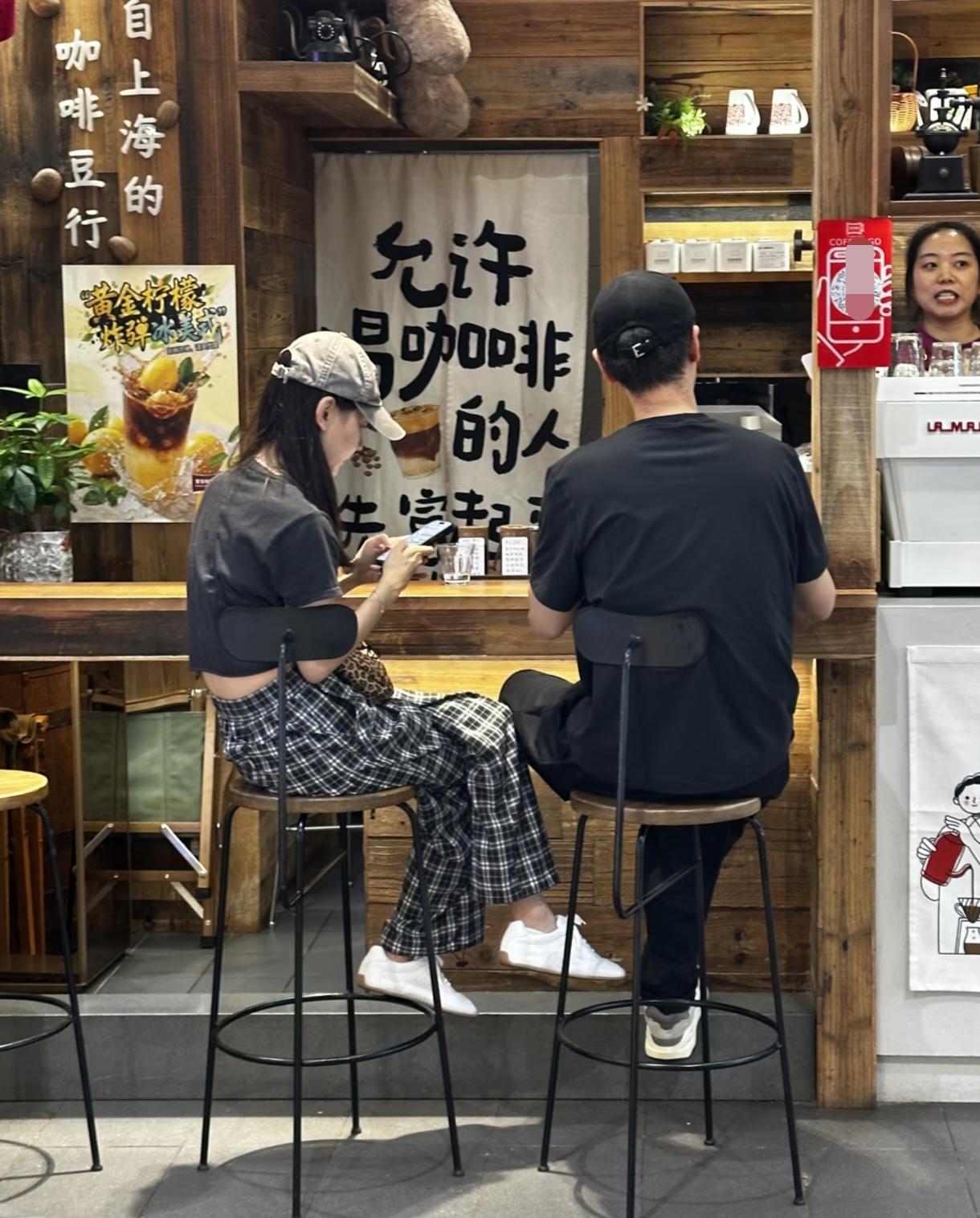 47岁任重和老婆孙骁骁现身重庆购物中心SKLP内部的一家店喝咖啡，夫妻俩穿着一身