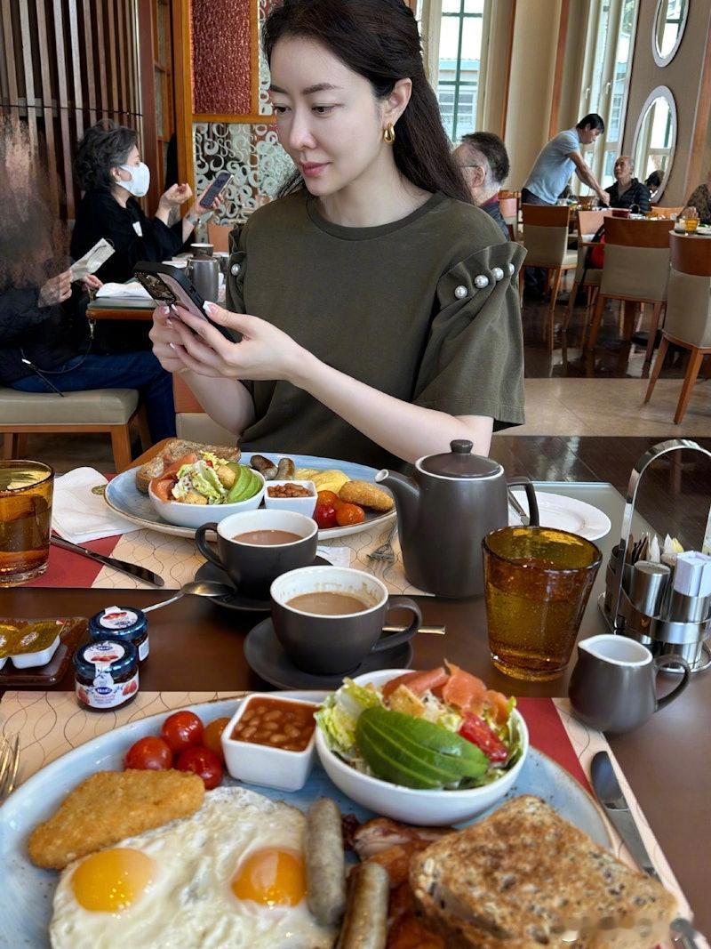 44岁的熊黛林（Lynn）自2016年嫁入百亿豪门，与郭可颂育有7岁孖女，家庭幸