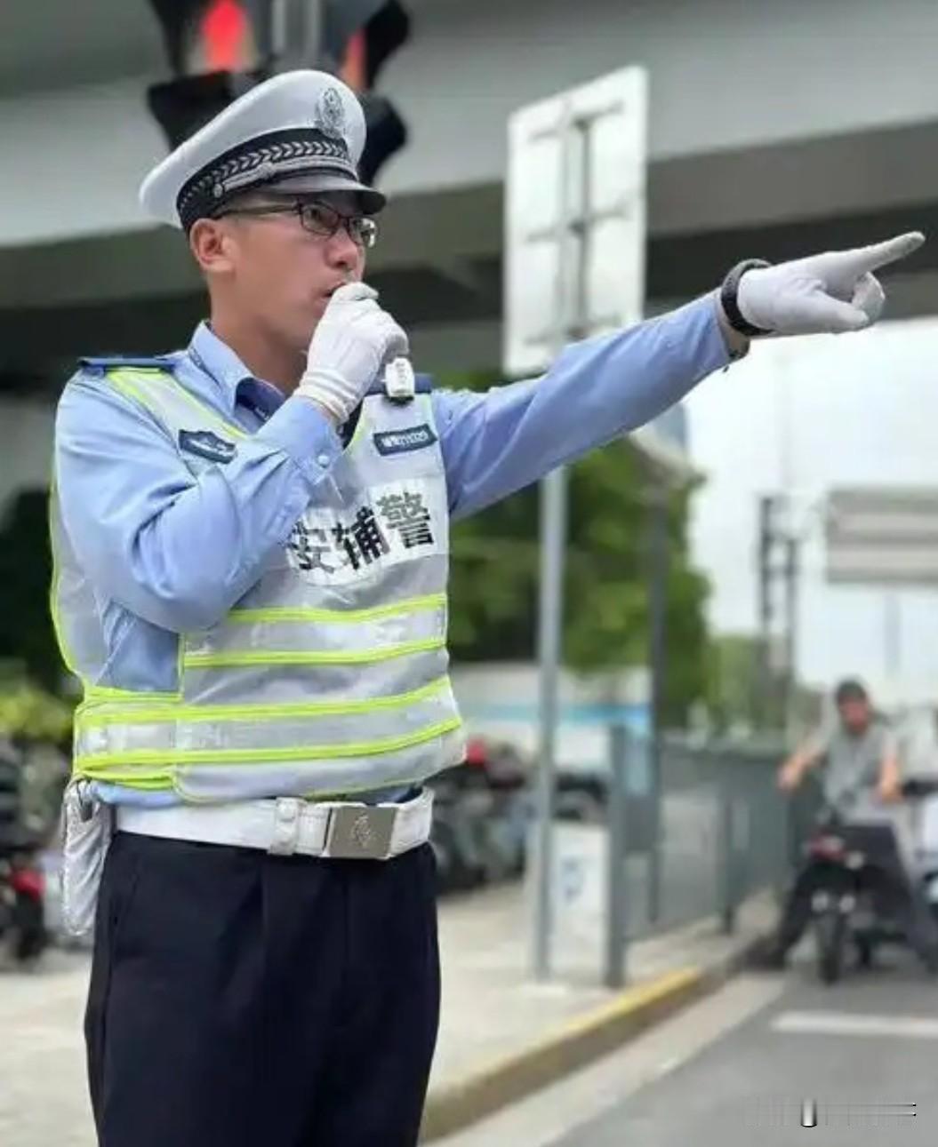 请问：事业编辅警和普通辅警的区别有哪些？答案：事业编辅警是拥有事业编制的警务