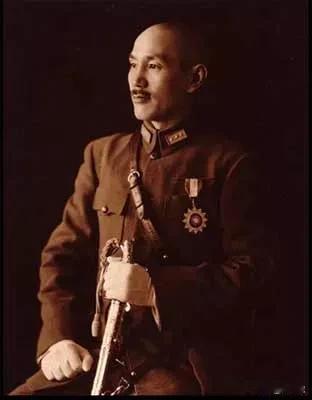 老蒋为什么会输？东北太冷，国军发挥不好输了；南方太热，国军不好发挥输了；华北