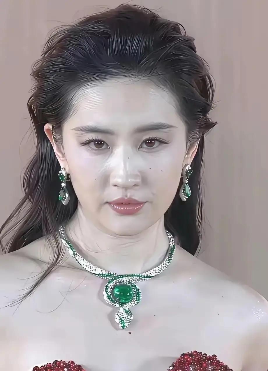 未修图曝光，外媒集体倒戈巴黎镜头里，刘亦菲脸上细纹被放大，外网却刷屏rea