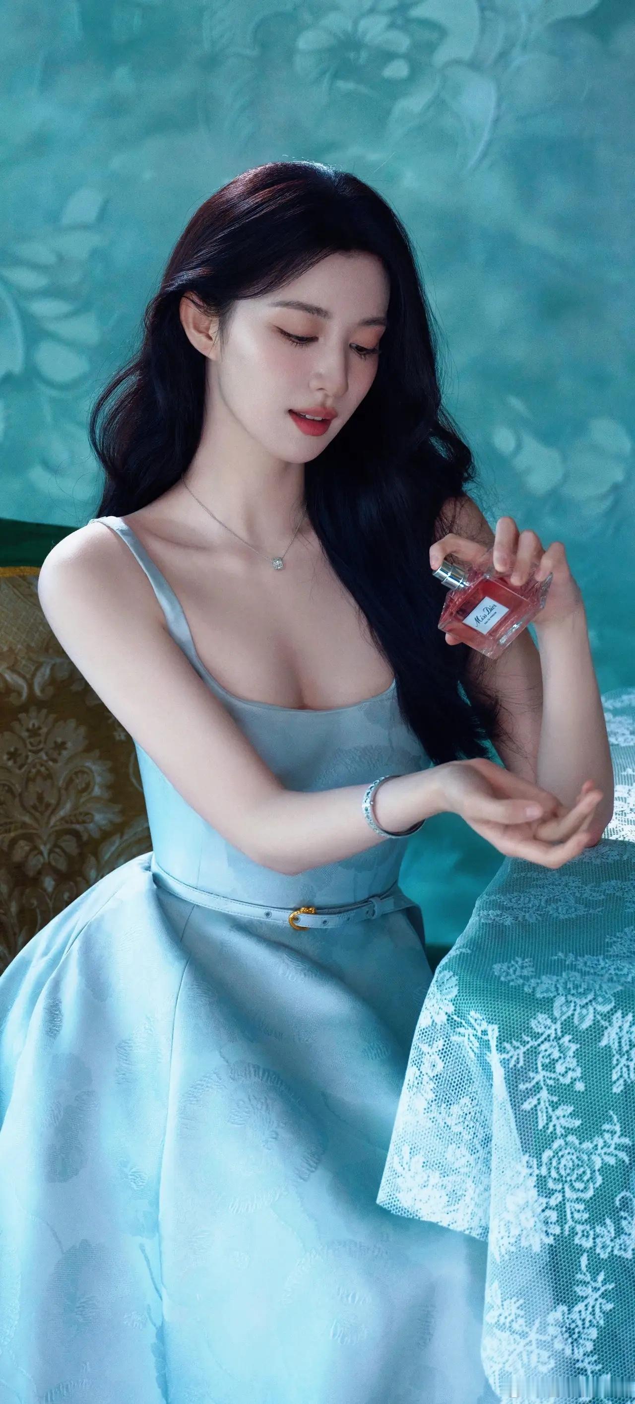 1.王楚然经纪人是要让王楚然坐稳《现在就出发》的唯一女常驻了，这档综艺是当下内娱新综艺的天花板，人气