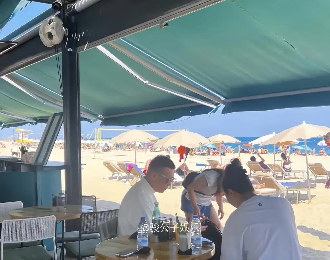 孙红雷现身巴塞罗那度假，小他15岁的妻子王骏迪扎着俏皮的丸子头，身高出众，尽显优
