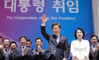 新任“韩国第一夫人”金惠景曾是钢琴老师，不是整容脸，看起来优雅大方。据韩国媒体介