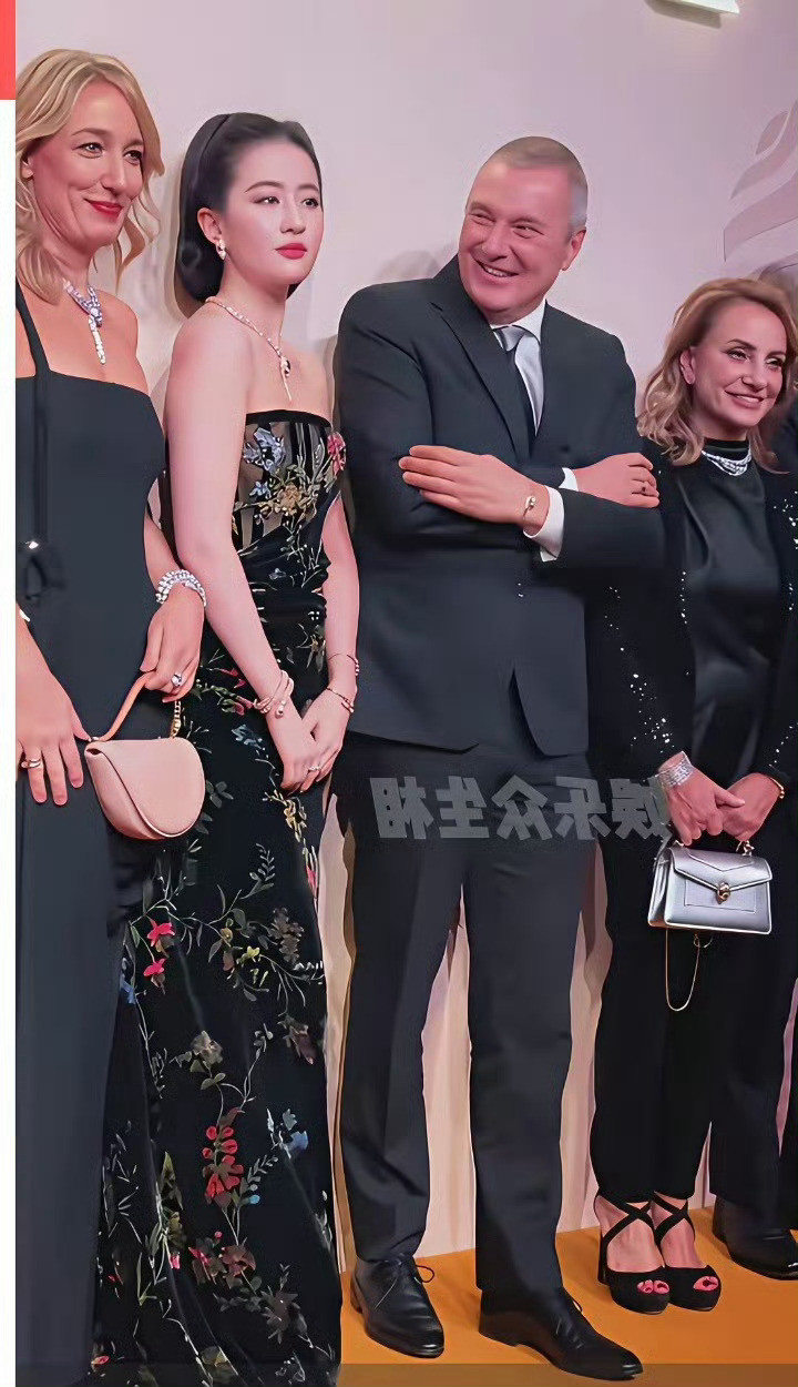 我去，刘亦菲竟然比旁边的白人还要白，简直逆天了