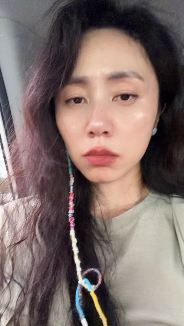 孙莉带娃去旅游！20岁的黄多多窗边看书文艺高级像黄磊黄磊小儿子长得好像黄磊