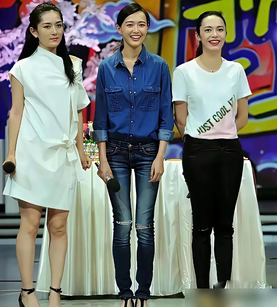 谢娜的“欢型”倒闭十年了，那股子土味儿却像焊在记忆里似的，没散干净。当年她