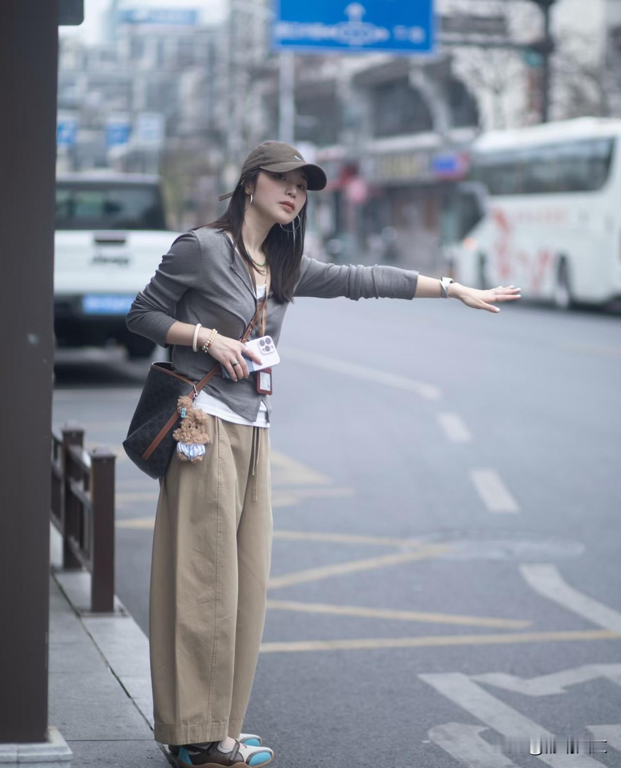 下班路上看到一个女孩，太喜欢她穿的衣服了，真想上前问问她在哪买的衣服，又觉得