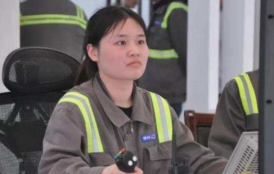 28岁211法学名校女毕业生李丽，经历了考公落榜和实习律师月薪微薄的困顿后，竟然