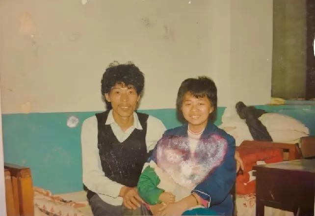 泸州花坛白骨案被害人吴某萍被安葬在绍兴，前夫黄先生给她修了一个很大的墓。写着“黄