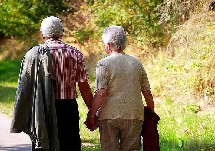 北京，六旬阿姨偶遇20年前同事，两人互加联系方式后，得知彼此都已单身，便谈起了感