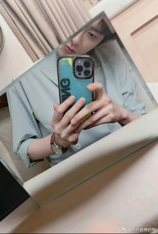 刘宇宁拍照要帅动作要快咱宁哥简直是“时间管理大师”本师！坐滑翔伞这种刺激时刻，