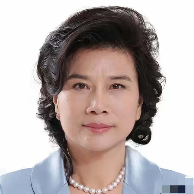 主持人问董明珠:“像你这么有财富有地位的人，亲戚朋友多吗？”董明珠说:“我没有亲