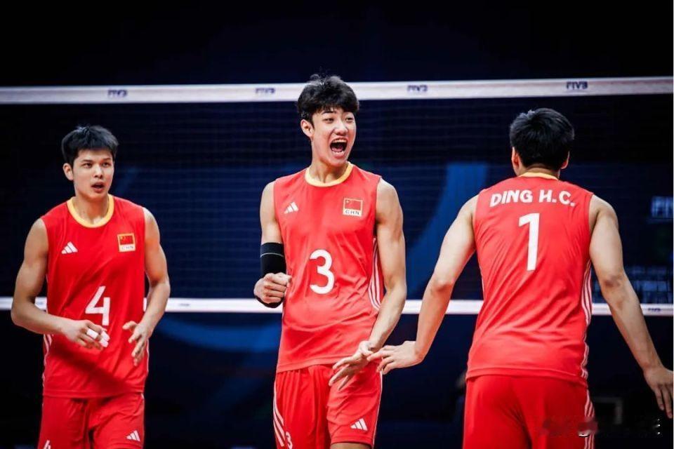 中国男排又添巨无霸18岁的新星胡翰林，身高2米07，摸高3米72，扣球砸地板，