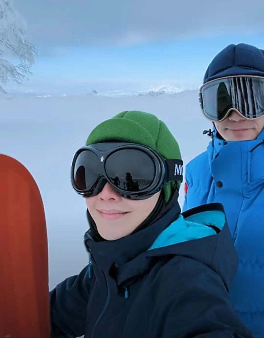 刘嘉玲晒情人节照片，63岁梁朝伟开着奥迪车出镜，老两口在日本度假，活得十分潇洒。