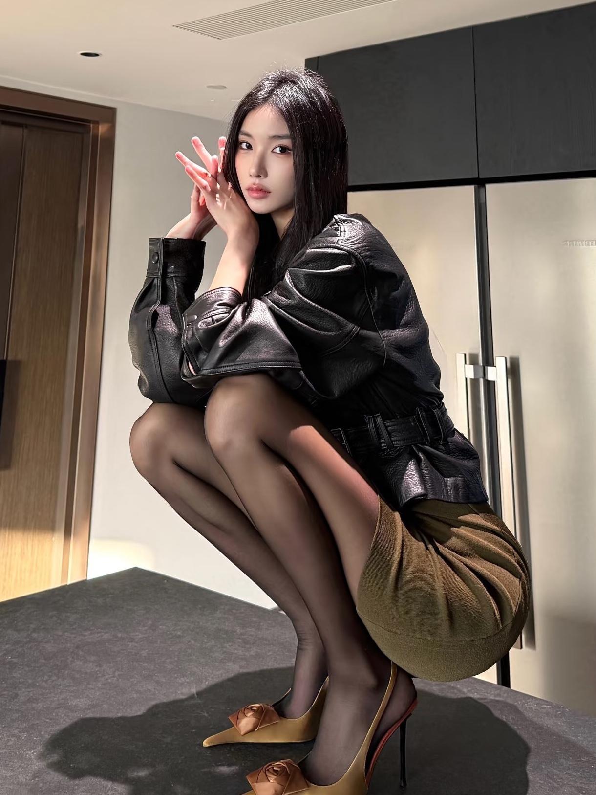 都市酷炫风穿搭，黑色皮衣搭配绿色短裙，尽显时尚魅力！