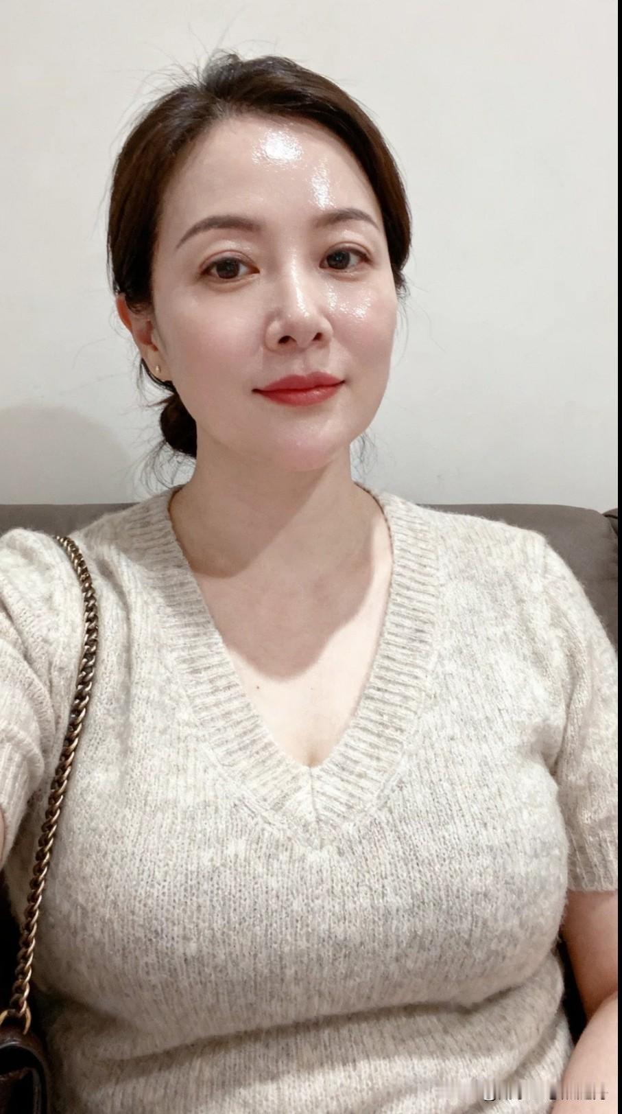 现在可是夏天啊！穿这衣服不热吗？