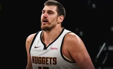 掘金主帅阿德尔曼今天赛前，谈到了约基奇的失误问题。阿德尔曼认为跟戈登的缺席的