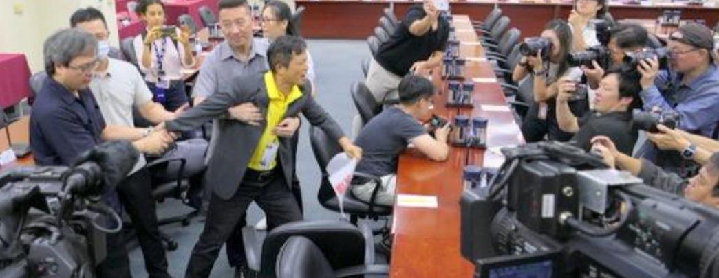 国民党主席郑丽文今天下午1点40分召开记者会时遇到了台独分子闹场。台独分子态度非
