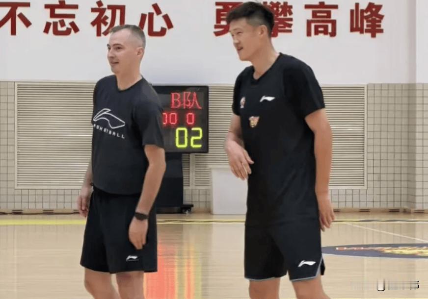 广东男篮新任主教练亚科夫列维奇谈周鹏：“我对周鹏有所了解，我看了他的履历，看