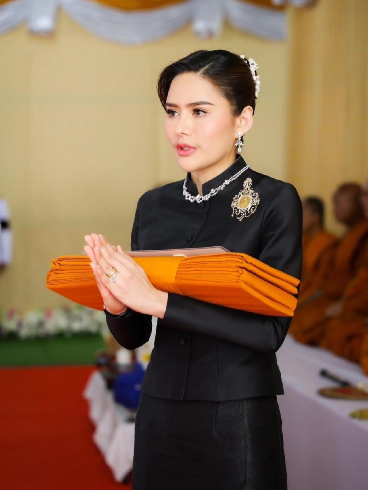 2025年10月28日，国王陛下特恩准少将欧拉弄为代表，于黎逸府通考銮县塔萨邦寺