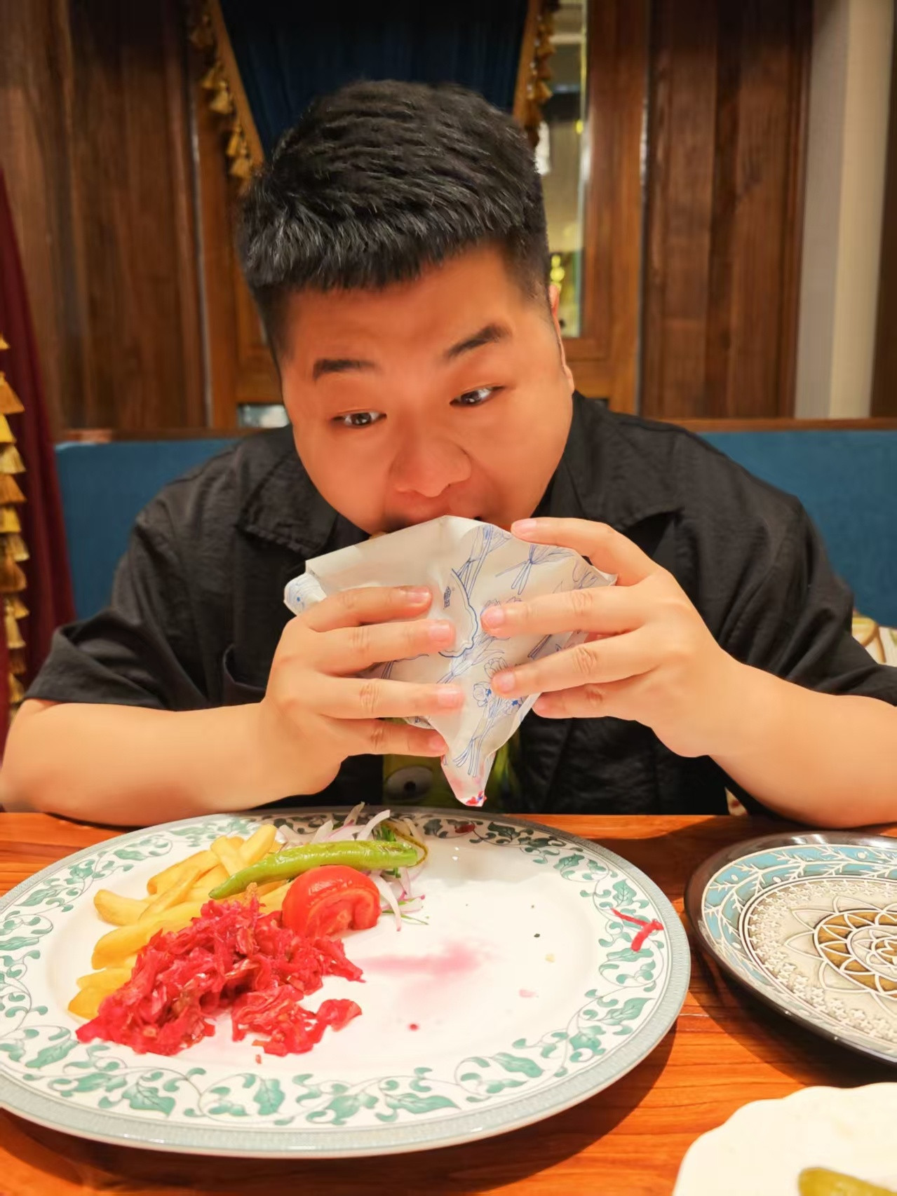 终于在顺义找到了一家带劲的土耳其卡巴巴。以前在英国特别爱吃他们的三大国菜：土耳其
