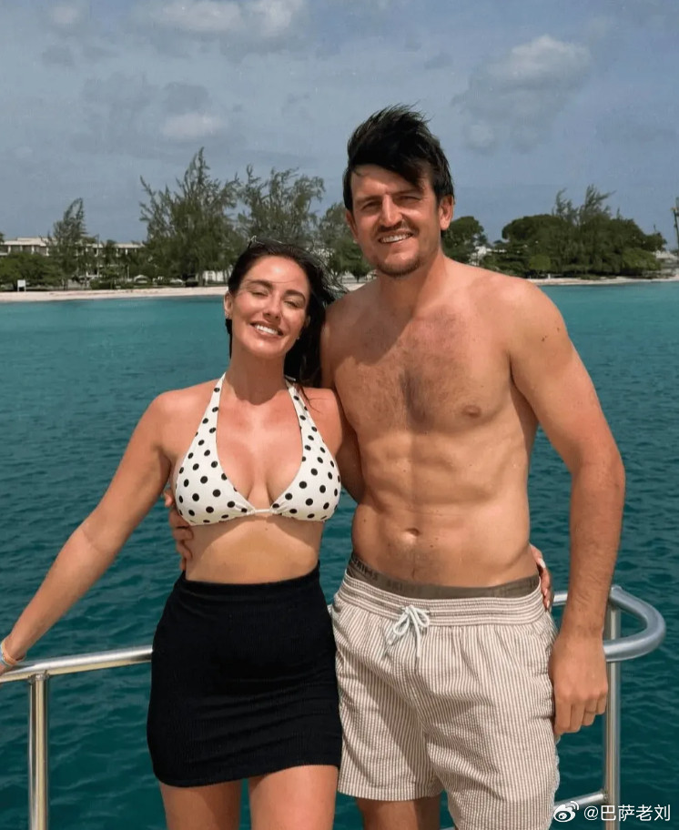 马奎尔落选世界杯后开启度假模式携妻子远赴热带散心曼联后卫马奎尔近日与妻子Fe