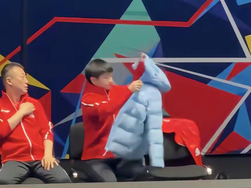 莎莎：哎呀，好冷啊！马琳：赶紧穿上衣服，别感冒了。莎莎：嗯我知道了，马导。