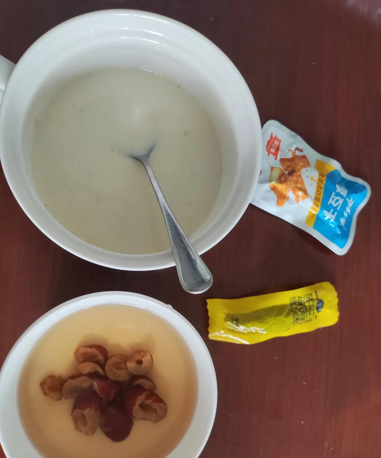 楼上有个女大学生读大二就退学，读大一就要退，被父母逼着上了两年，终于下定决心退学