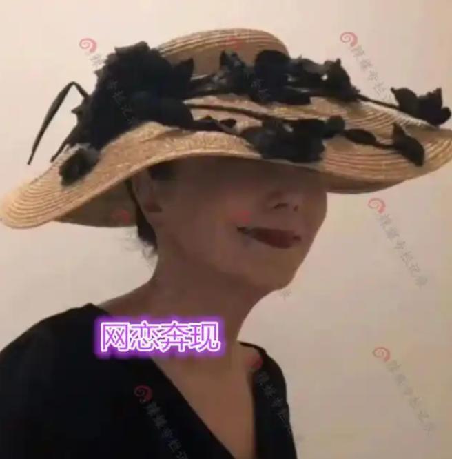 小伙网上认识这位女士才一周，翻看对方发来的照片，精致礼帽、优雅穿搭，坐在咖啡馆喝