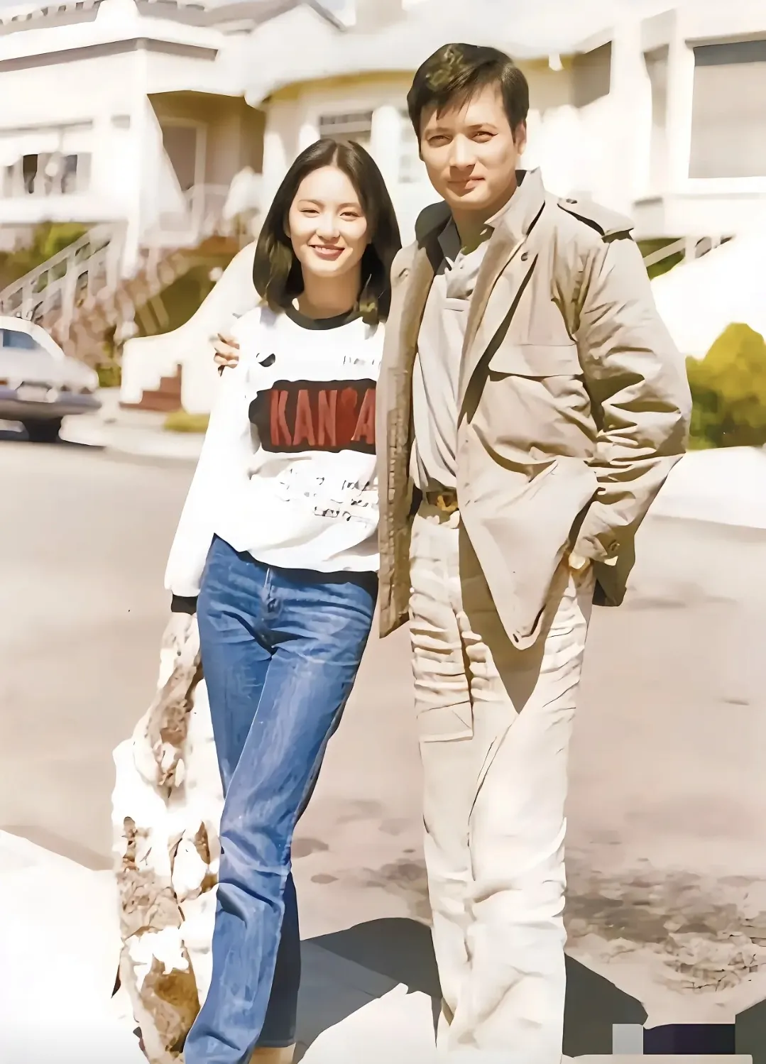 林青霞年轻时很漂亮。她过去也喜欢穿牛仔裤。旁边那个男的演的什么电影？对他很熟悉，