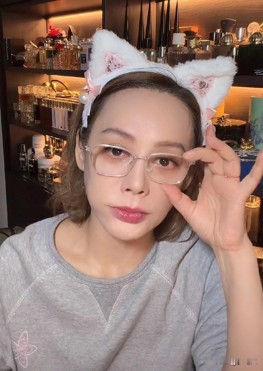 宁静这个发型挺好看的，一点都不显老，睫毛也做的很漂亮，吃饭也不耽误工作，这个年龄