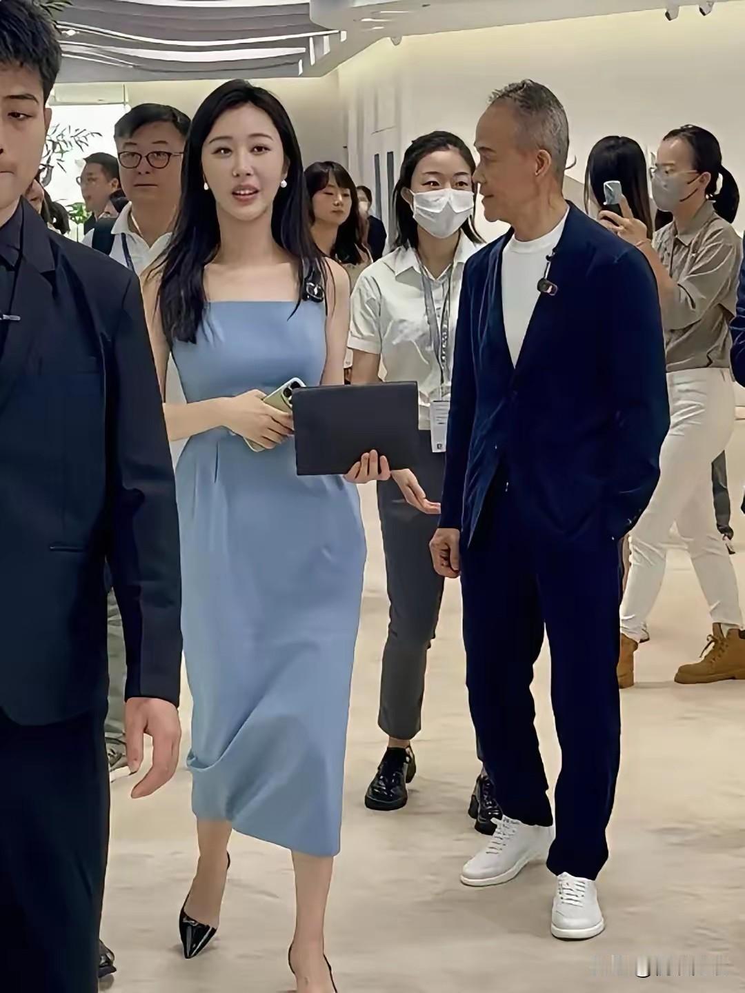 他们一个是独立自主，知性美丽的贵族女性，一个是叱咤风云，房地产界的领军人物。