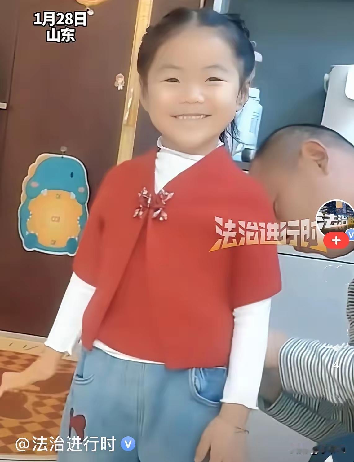 近日，山东一小女孩早晨去幼儿园非要穿红衣服，妈妈没准备，可孩子非要穿，这可怎么办