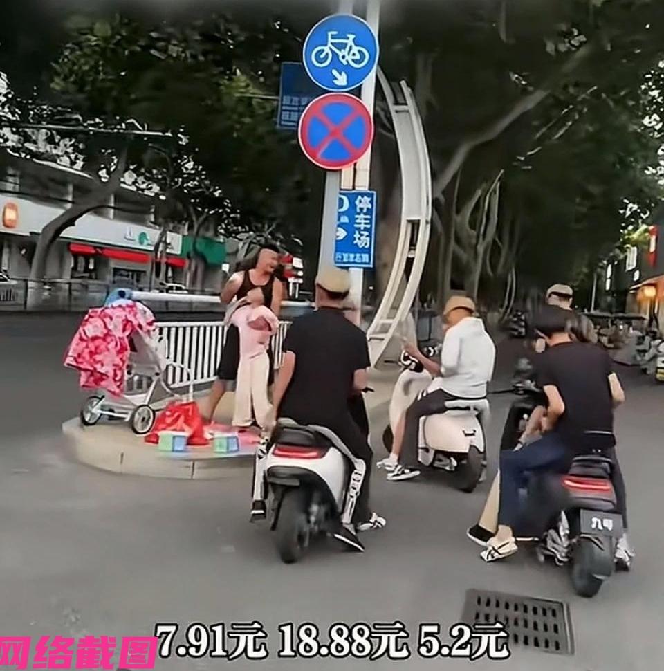 河南有中年男子因女儿生病，遇到经济困难无奈来到街头救助，突然遇到几名小伙路过看到