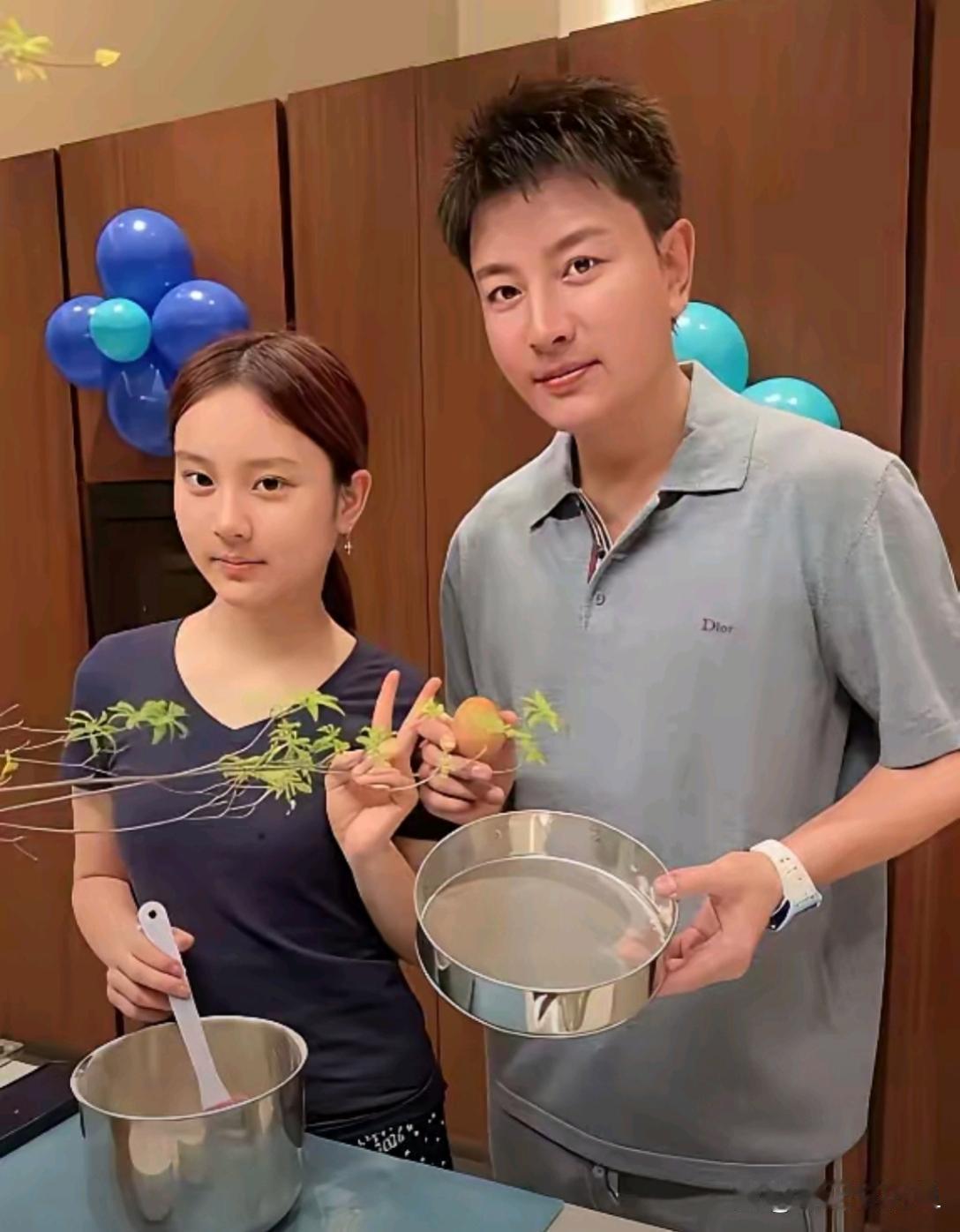甜馨完美遗传了贾乃亮的长相，眉眼神态十分相像，一眼就能看出父女关系。