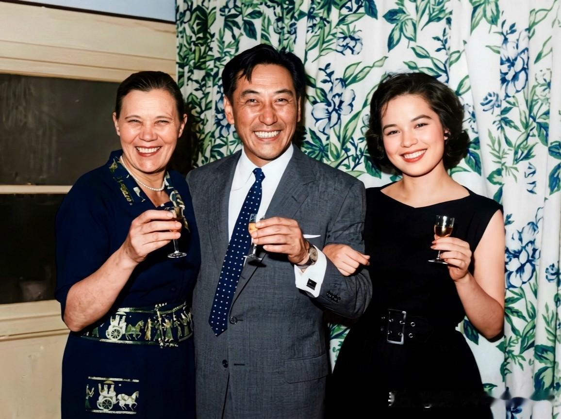 这是蒋纬国和第二任妻子邱爱伦及其大嫂蒋方良在台湾的一张合影老照片，拍摄于上世纪五