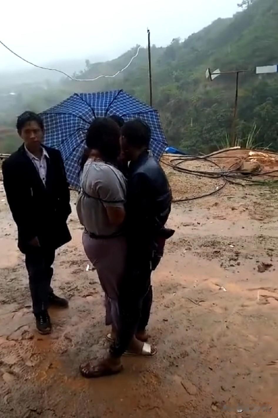 偷情被抓，然后把两个人绑一起，这下两个人不就贴的更紧了，云南人的爱情毒菌子都闹不