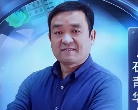 西藏女孩，父母离异，被寄养在姑姑家。2007年，姑姑不堪重负，把她送到北京。没想