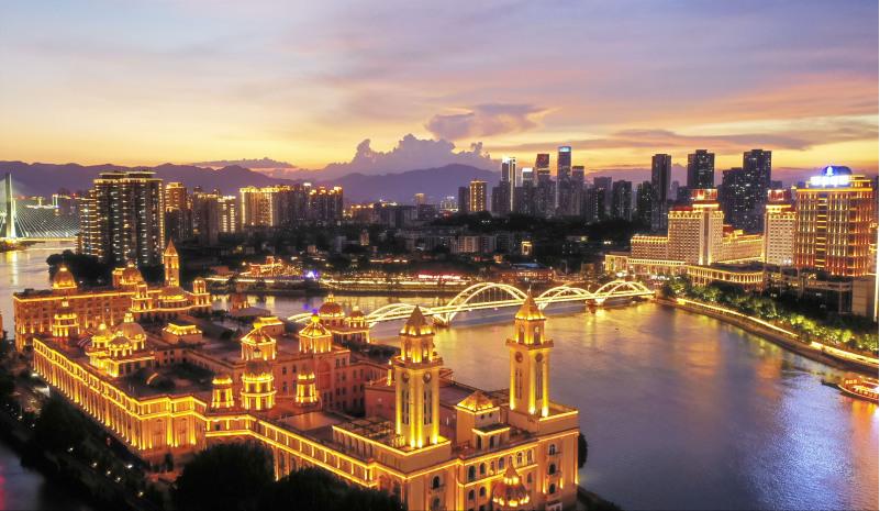 2015年11月，福州房价均价14503元；2016年11月，福州房价均价18