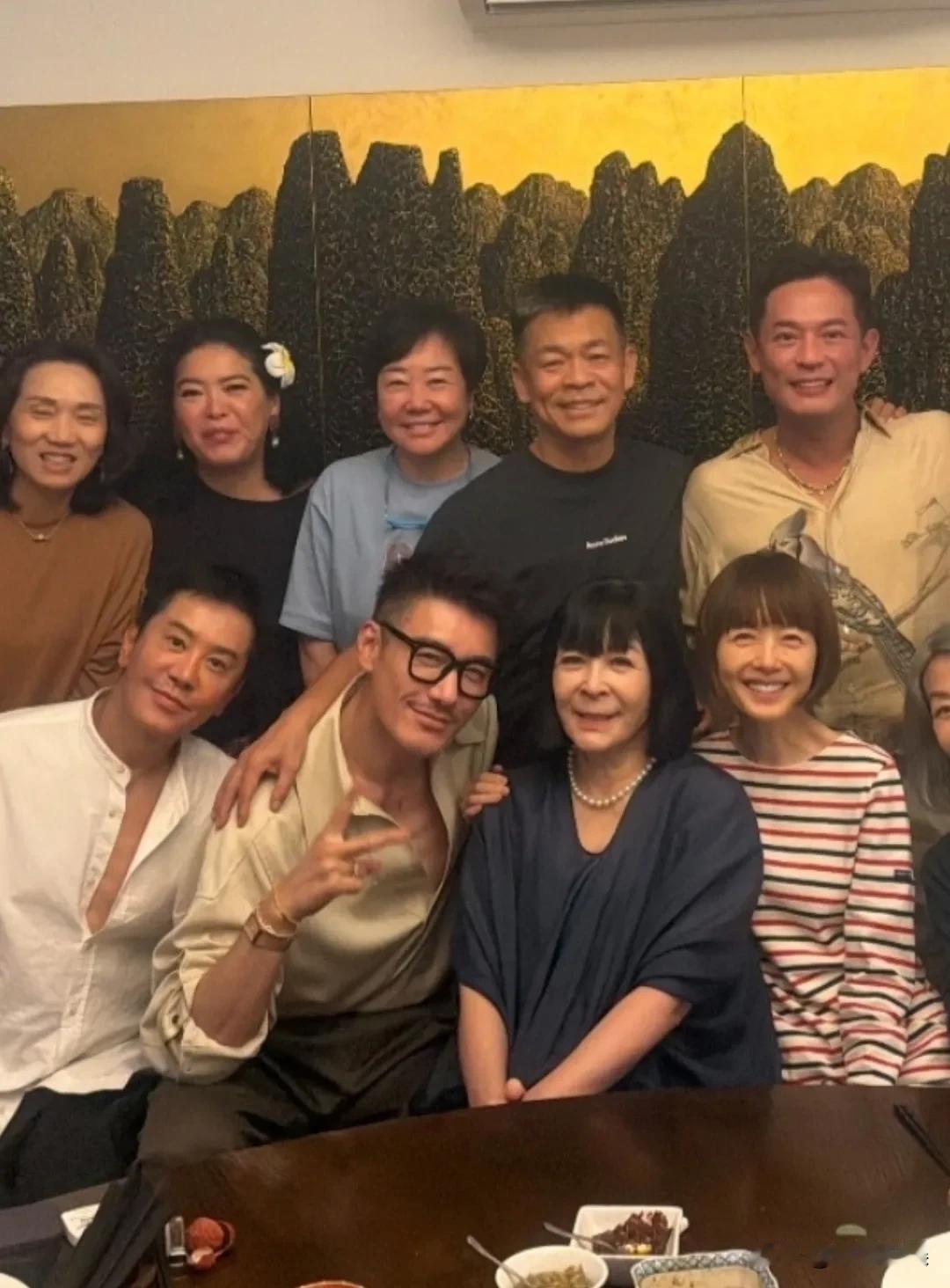 胡兵、毛宁和孙浩、鲁豫等好友一起聚餐，胡兵和毛宁看起来好年轻啊，但是为什么我却看