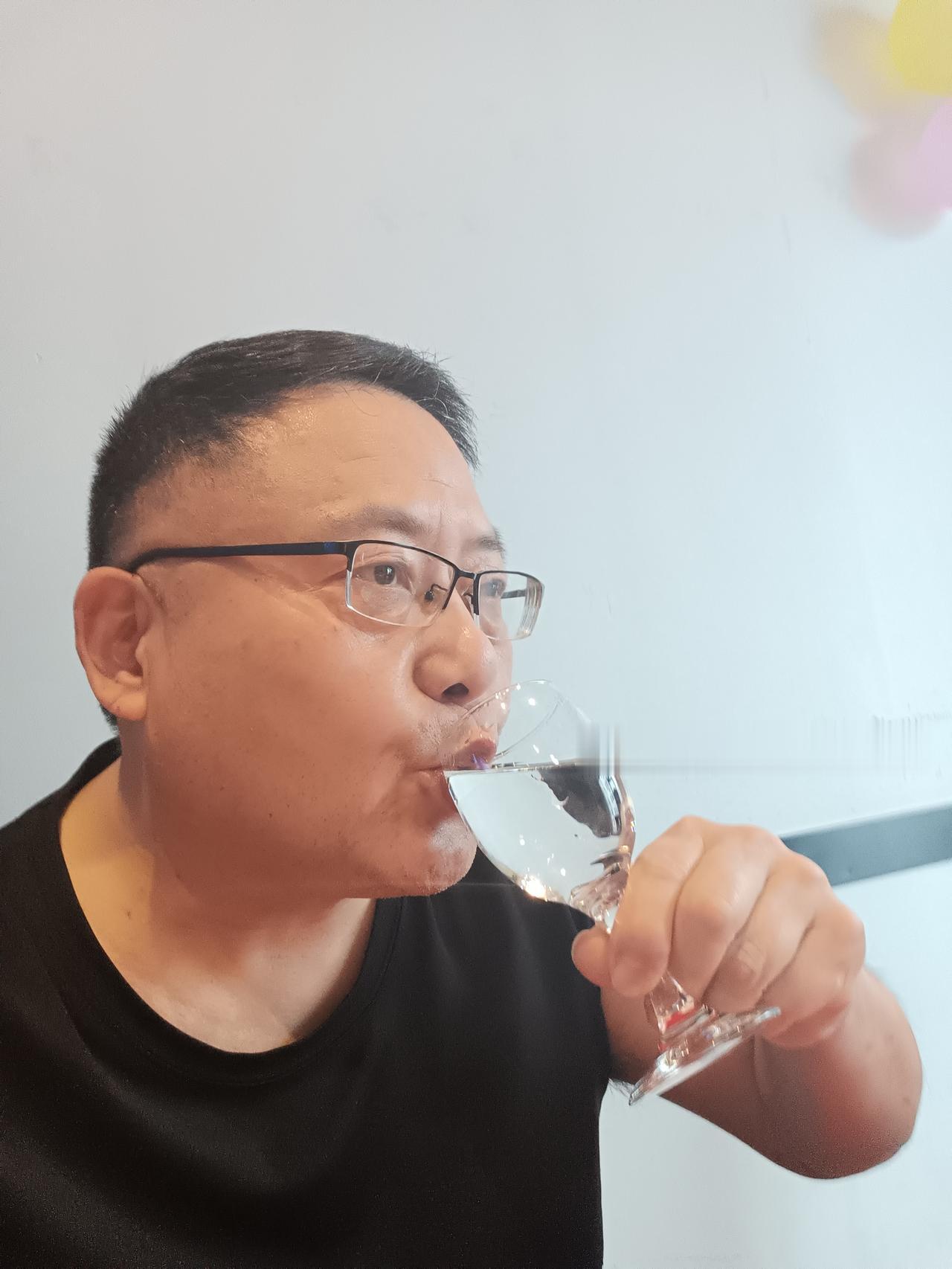 张雪峰走的时候41岁。敬一丹走的时候71岁。刘欢走的时候63岁。这段