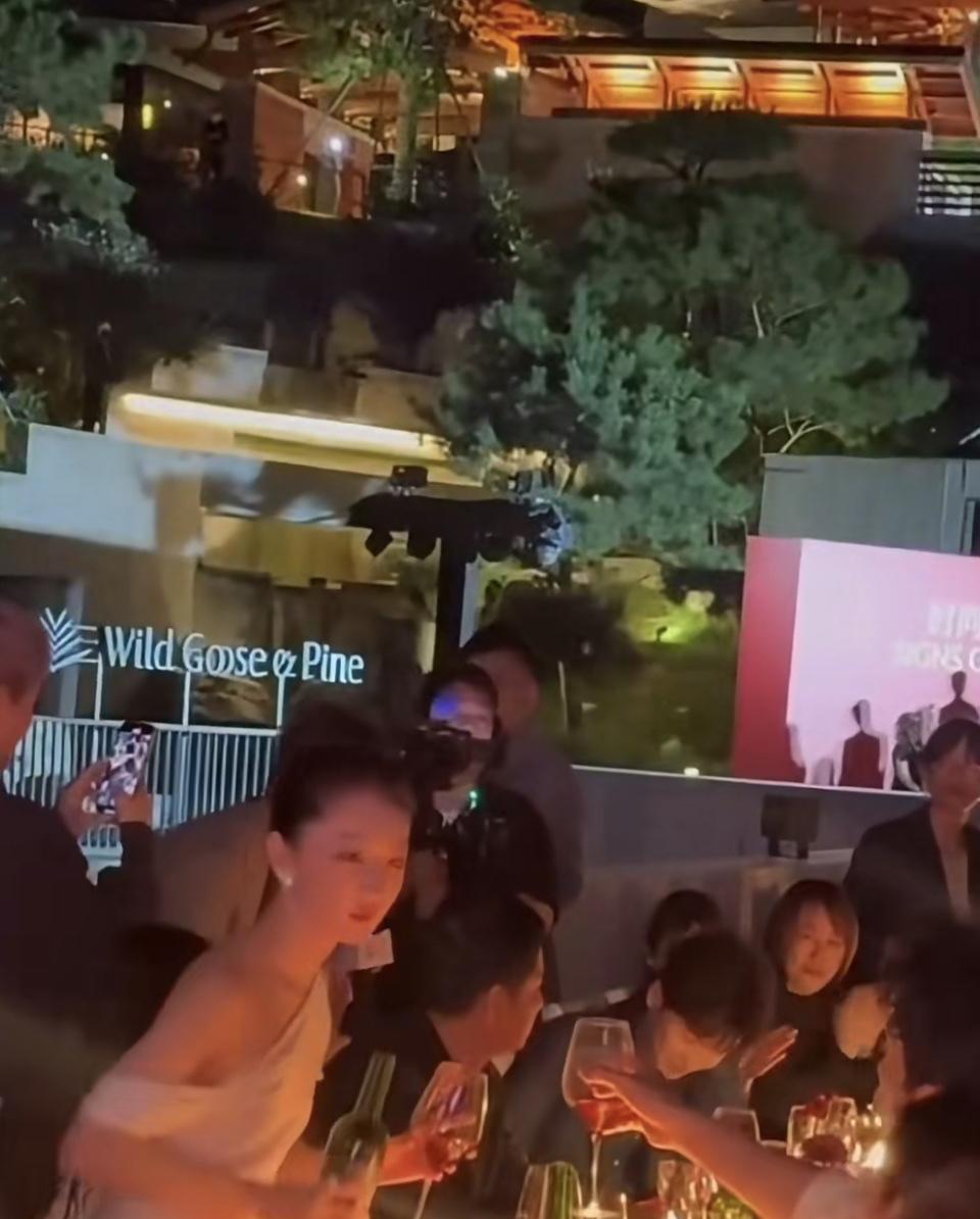 时尚晚宴的空气正飘着“不敢大声嗑”的微妙——井柏然帮刘雯理丝巾时指尖轻碰，刘雯低