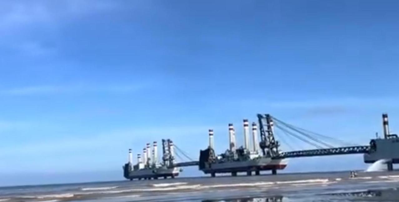 海峡天堑变通途！登岛利器实战亮相，谁还敢分裂？日前，美国SynMax公司旗