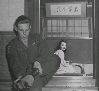 1955年的日本，这个刚刚从战争废墟中爬起的国家，面临着前所未有的社会变革与挑战