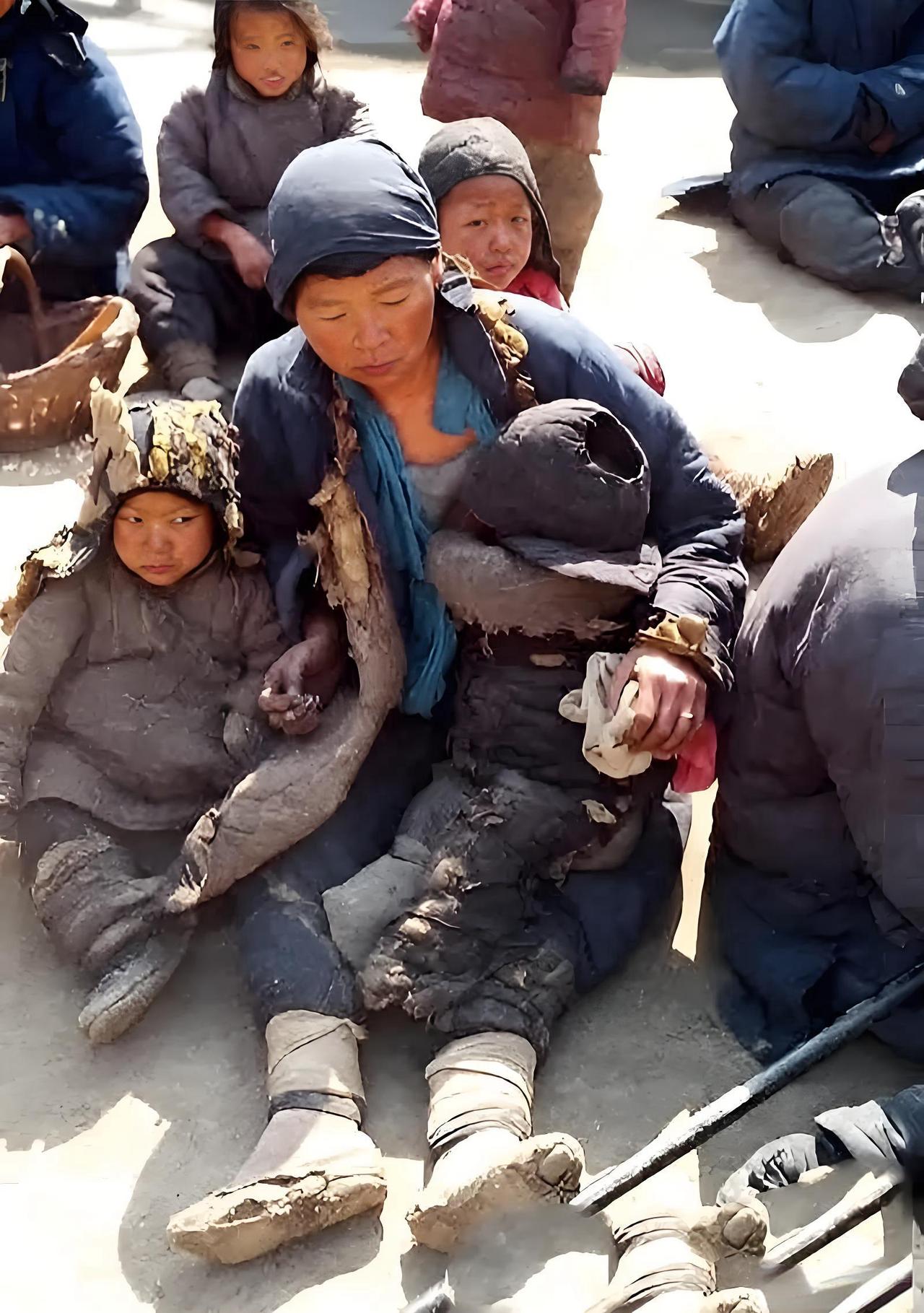 这张照片拍摄于1942年河南大饥荒时期，照片中，妇女与孩童衣衫褴褛、形容枯槁，衣