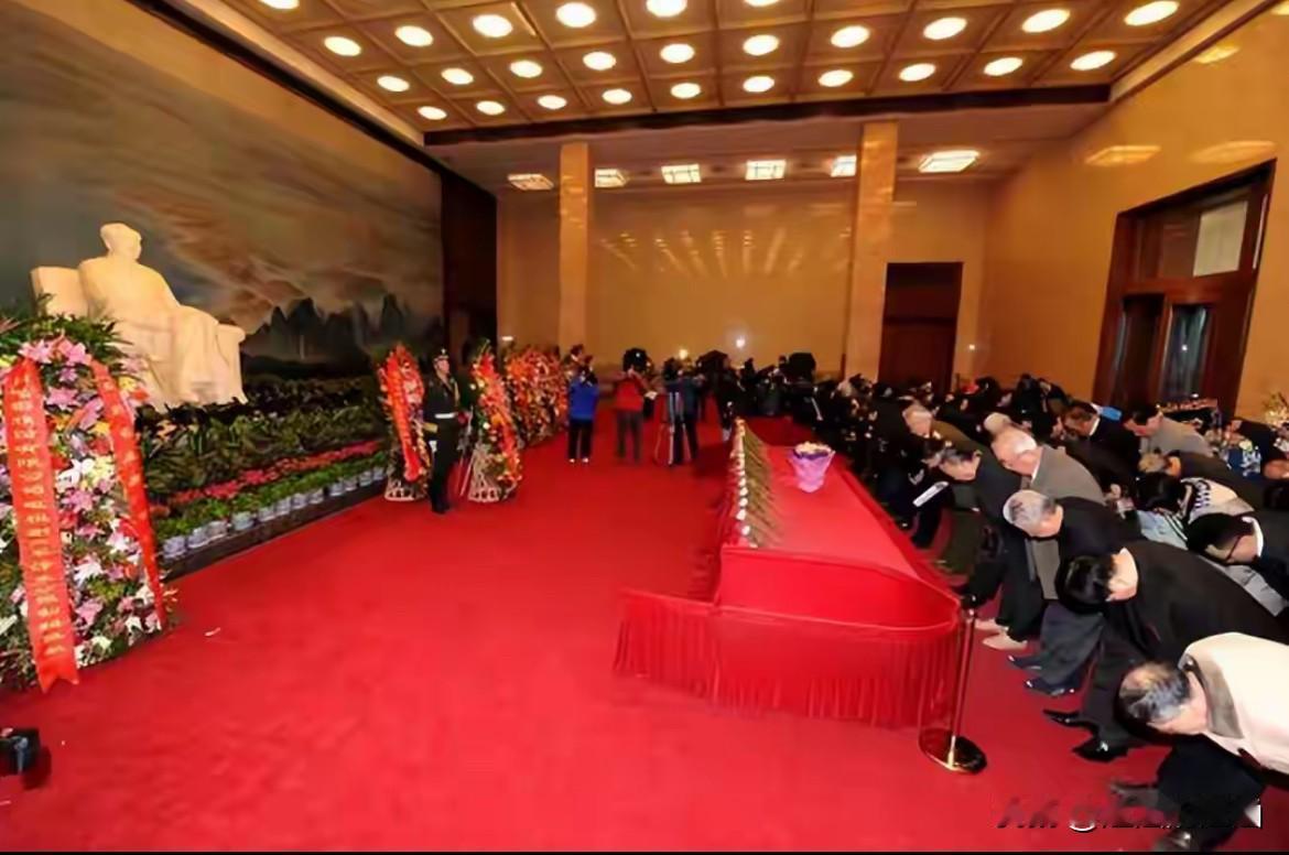 1977年9月9日，是毛主席逝世一周年纪念日。时隔一年，广大人民群众仍无法对这