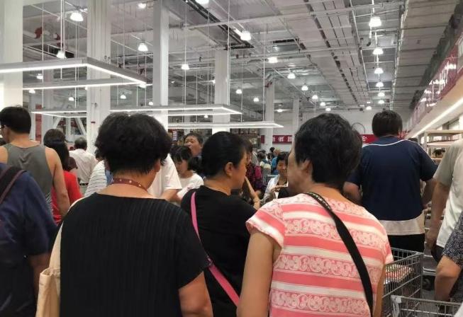 2022年11月黑龙江黑河，两名高龄女性在超市排队结账，排在前面的女性石某见附近