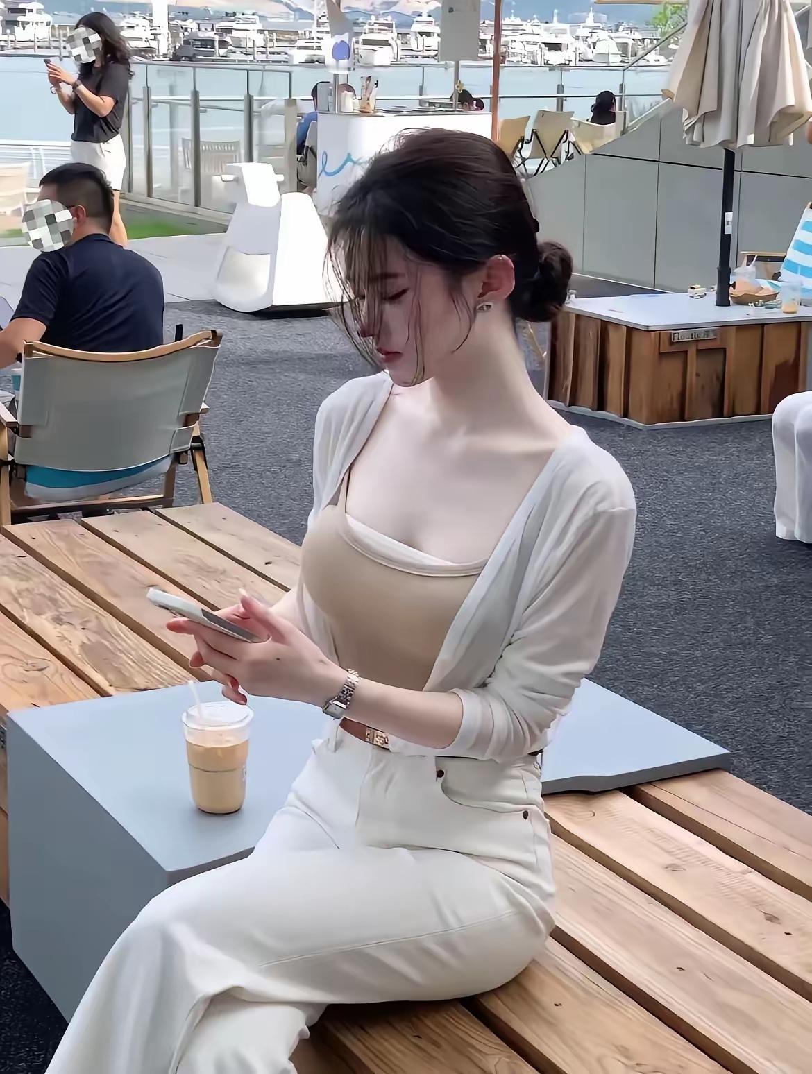 在海滨的惬意氛围里，一身温柔系穿搭，伴着冰咖的醇香，把悠闲的午后时光，过成了自带